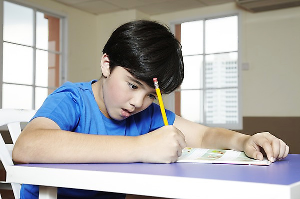 포토 JPG 서양인 외국인 해외기획촬영 학생 어린이교육 교육 남자 초등학생 어린이 2010년태국 의자 창문 교실 학교 수업 수업중 학용품 교재 실내 초등학교 초등교육 한명 사람 앉기 소년 상반신 책 필기구 연필 스쿨라이프 책상 남자만 남자한명만 어린이만 소년만 소년한명만 국내포토 1 라이프스타일 가구 모션 문구용품 인종 내부 파일형식