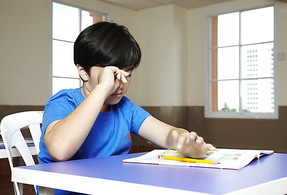 포토 JPG 서양인 외국인 해외기획촬영 학생 어린이교육 교육 남자 초등학생 어린이 2010년태국 의자 창문 교실 학교 수업 수업중 학용품 교재 실내 피곤 초등학교 초등교육 한명 사람 앉기 소년 상반신 책 필기구 연필 스쿨라이프 졸음 책상 남자만 남자한명만 어린이만 소년만 소년한명만 눈비비기 국내포토 1 라이프스타일 감정 가구 컨셉 모션 문구용품 인종 내부 파일형식