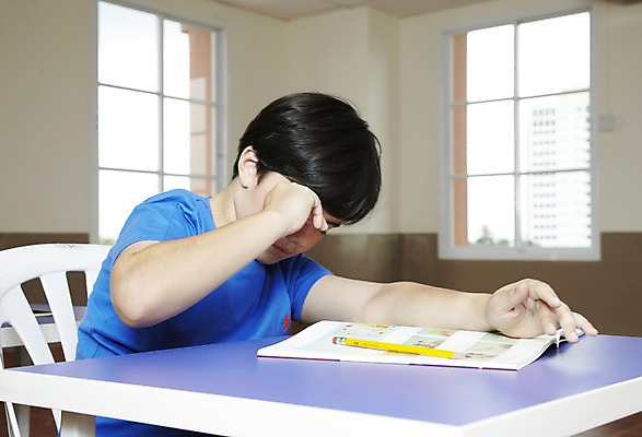 포토 JPG 서양인 외국인 해외기획촬영 학생 어린이교육 교육 남자 초등학생 어린이 2010년태국 의자 창문 교실 학교 수업 수업중 학용품 교재 실내 피곤 초등학교 초등교육 한명 사람 앉기 소년 상반신 책 필기구 연필 스쿨라이프 졸음 책상 남자만 남자한명만 어린이만 소년만 소년한명만 눈비비기 국내포토 1 라이프스타일 감정 가구 컨셉 모션 문구용품 인종 내부 파일형식