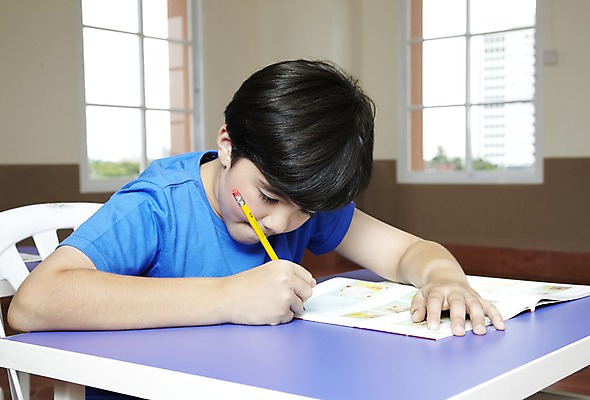 포토 JPG 서양인 외국인 해외기획촬영 학생 어린이교육 교육 남자 초등학생 어린이 2010년태국 의자 창문 교실 학교 수업 수업중 학용품 교재 실내 초등학교 초등교육 한명 사람 앉기 소년 상반신 책 필기구 연필 스쿨라이프 책상 남자만 남자한명만 어린이만 소년만 소년한명만 국내포토 1 라이프스타일 가구 모션 문구용품 인종 내부 파일형식