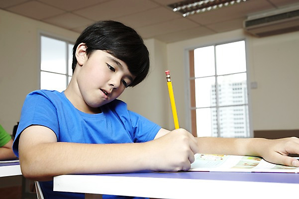 포토 JPG 서양인 외국인 해외기획촬영 학생 어린이교육 교육 남자 초등학생 어린이 2010년태국 의자 창문 교실 학교 수업 수업중 학용품 교재 실내 초등학교 초등교육 한명 사람 앉기 소년 상반신 책 필기구 연필 스쿨라이프 책상 남자만 남자한명만 어린이만 소년만 소년한명만 국내포토 1 라이프스타일 가구 모션 문구용품 인종 내부 파일형식