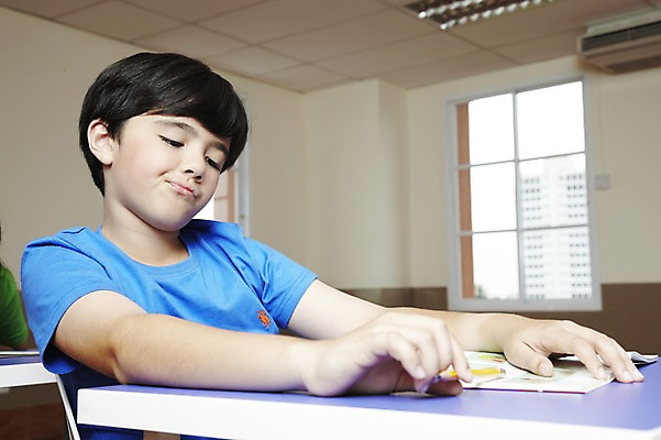 포토 JPG 서양인 외국인 해외기획촬영 학생 어린이교육 교육 남자 초등학생 어린이 2010년태국 의자 장난 창문 교실 학교 수업 수업중 학용품 교재 실내 표정 초등학교 초등교육 한명 사람 앉기 소년 상반신 책 필기구 연필 스쿨라이프 지루함 책상 딴짓 남자만 남자한명만 어린이만 소년만 소년한명만 국내포토 1 라이프스타일 감정 가구 모션 문구용품 인종 내부 파일형식