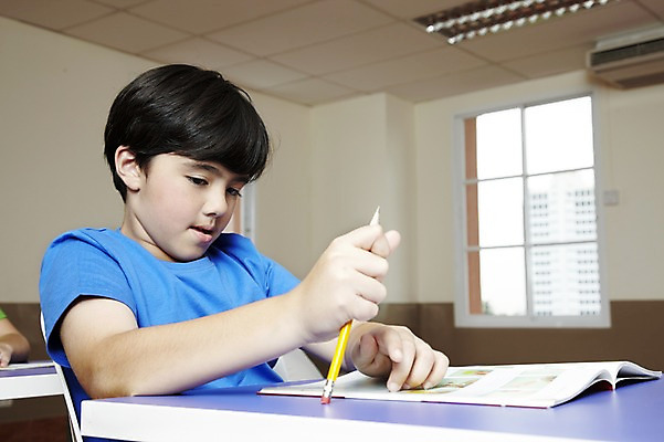 포토 JPG 서양인 외국인 해외기획촬영 학생 어린이교육 교육 남자 초등학생 어린이 2010년태국 의자 장난 창문 교실 학교 수업 수업중 학용품 교재 실내 초등학교 초등교육 한명 사람 앉기 소년 상반신 책 필기구 연필 스쿨라이프 책상 딴짓 남자만 남자한명만 어린이만 소년만 소년한명만 국내포토 1 라이프스타일 가구 모션 문구용품 인종 내부 파일형식