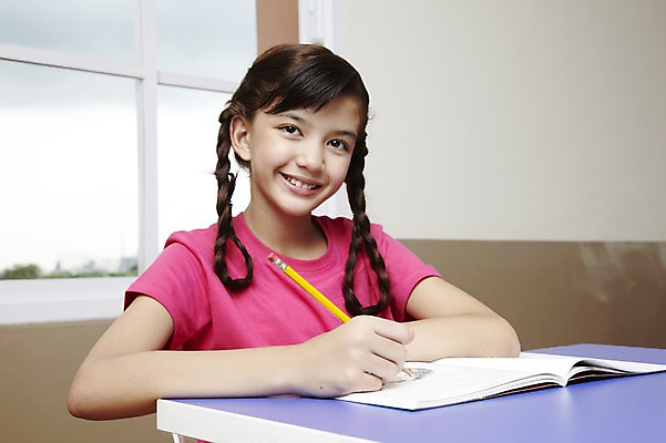 포토 JPG 서양인 외국인 해외기획촬영 학생 여자 어린이교육 교육 초등학생 어린이 2010년태국 의자 창문 교실 학교 수업 수업중 학용품 교재 실내 초등학교 초등교육 한명 미소 웃음 사람 앉기 소녀 상반신 책 필기구 연필 스쿨라이프 책상 여자만 여자한명만 어린이만 소녀만 소녀한명만 국내포토 1 라이프스타일 가구 모션 문구용품 표정 인종 내부 파일형식