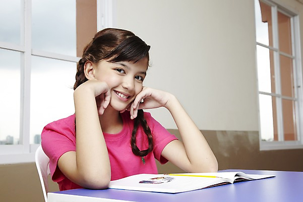 포토 JPG 서양인 외국인 해외기획촬영 학생 여자 어린이교육 교육 초등학생 어린이 2010년태국 의자 창문 교실 학교 수업 수업중 교재 실내 초등학교 초등교육 한명 미소 웃음 사람 앉기 소녀 상반신 책 스쿨라이프 턱괴기 책상 여자만 여자한명만 어린이만 소녀만 소녀한명만 국내포토 1 라이프스타일 가구 모션 표정 인종 내부 파일형식