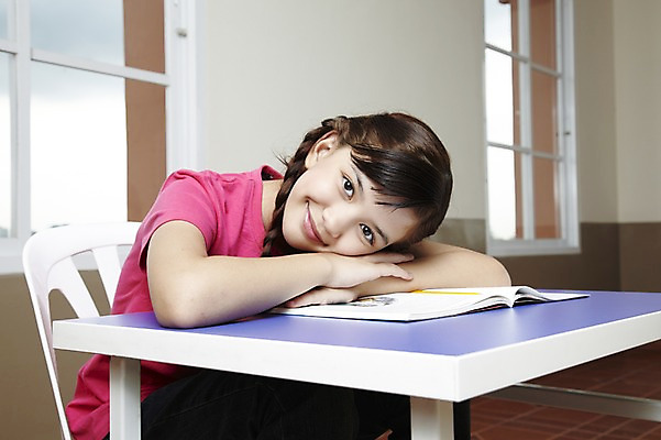 포토 JPG 서양인 외국인 해외기획촬영 학생 여자 어린이교육 교육 초등학생 어린이 2010년태국 엎드리기 의자 창문 교실 학교 수업 수업중 교재 실내 초등학교 초등교육 한명 미소 웃음 사람 앉기 소녀 상반신 책 스쿨라이프 책상 여자만 여자한명만 어린이만 소녀만 소녀한명만 국내포토 1 라이프스타일 가구 모션 표정 인종 내부 파일형식