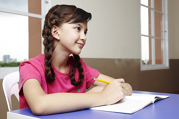 포토 JPG 서양인 외국인 해외기획촬영 학생 여자 어린이교육 교육 초등학생 어린이 2010년태국 의자 창문 교실 학교 수업 수업중 교재 실내 초등학교 초등교육 한명 미소 사람 앉기 소녀 상반신 책 스쿨라이프 책상 여자만 여자한명만 어린이만 소녀만 소녀한명만 국내포토 1 라이프스타일 가구 모션 표정 인종 내부 파일형식