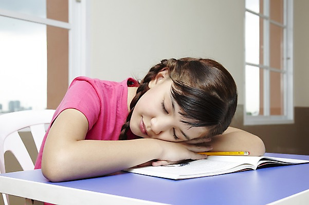 포토 JPG 서양인 외국인 해외기획촬영 학생 여자 어린이교육 교육 초등학생 어린이 2010년태국 엎드리기 의자 창문 교실 학교 수업 수업중 교재 실내 피곤 초등학교 초등교육 한명 사람 앉기 소녀 상반신 책 연필 스쿨라이프 잠 책상 여자만 여자한명만 어린이만 소녀만 소녀한명만 국내포토 1 라이프스타일 가구 컨셉 모션 학용품 인종 내부 필기구 파일형식