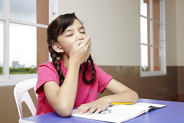 포토 JPG 서양인 외국인 나무 구름 해외기획촬영 학생 여자 어린이교육 교육 초등학생 어린이 2010년태국 의자 창문 교실 학교 수업 수업중 교재 실내 피곤 초등학교 초등교육 한명 사람 앉기 손짓 소녀 상반신 책 연필 스쿨라이프 졸음 책상 먹구름 하품 여자만 여자한명만 어린이만 소녀만 소녀한명만 국내포토 자연요소 식물 1 라이프스타일 감정 가구 컨셉 모션 학용품 인종 내부 필기구 생리현상 파일형식 구름_자연