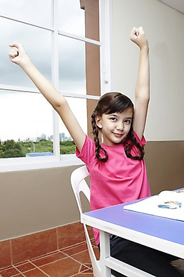 포토 JPG 서양인 외국인 나무 구름 해외기획촬영 학생 여자 어린이교육 교육 초등학생 어린이 2010년태국 의자 창문 교실 학교 수업 수업중 교재 실내 초등학교 초등교육 한명 미소 사람 앉기 소녀 상반신 책 스쿨라이프 책상 먹구름 기지개 여자만 여자한명만 어린이만 소녀만 소녀한명만 국내포토 자연요소 식물 1 라이프스타일 가구 모션 표정 인종 내부 파일형식 구름_자연