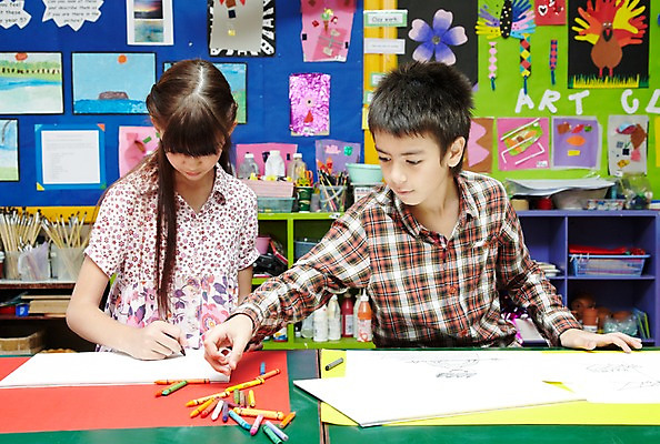 포토 JPG 서양인 외국인 해외기획촬영 학생 여자 어린이교육 교육 남자 초등학생 어린이 2010년태국 교실 학교 수업 실내 초등학교 초등교육 미술 사람 앉기 소녀 소년 상반신 두명 친구 스쿨라이프 미술도구 그리기 그림 크레파스 미술교육 그림공부 어린이만 국내포토 라이프스타일 관계 모션 문화예술 학용품 인종 내부 학습 오브젝트 파일형식