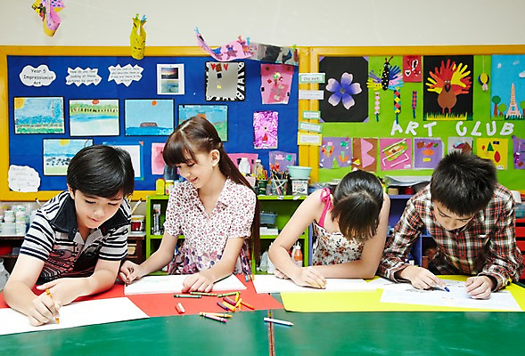 포토 JPG 서양인 외국인 해외기획촬영 학생 여자 어린이교육 교육 남자 초등학생 어린이 2010년태국 교실 학교 수업 실내 초등학교 초등교육 미술 사람 앉기 소녀 소년 여러명 상반신 친구 스쿨라이프 그리기 그림 크레파스 미술교육 그림공부 어린이만 국내포토 라이프스타일 다수 관계 모션 문화예술 학용품 인종 내부 학습 파일형식