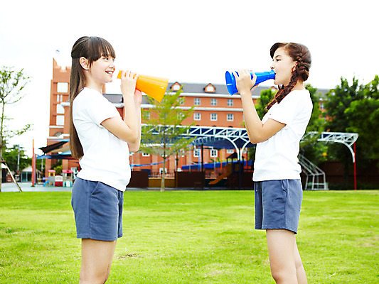 포토 JPG 서양인 외국인 해외기획촬영 학생 여자 어린이교육 교육 초등학생 어린이 2010년태국 학교 수업 초등학교 말하기 초등교육 서기 미소 웃음 사람 소녀 잔디 상반신 야외 두명 친구 운동 스쿨라이프 마주보기 스피커 확성기 운동장 오브젝트 체육시간 여자만 어린이만 소녀만 국내포토 식물 라이프스타일 음향기기 스포츠시설 관계 모션 표정 건강 인종 공간 파일형식