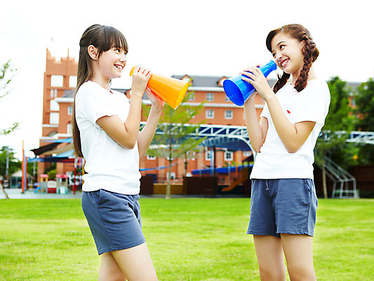 포토 JPG 서양인 외국인 해외기획촬영 학생 여자 어린이교육 교육 초등학생 어린이 2010년태국 학교 수업 초등학교 말하기 초등교육 서기 미소 웃음 사람 소녀 잔디 상반신 야외 두명 친구 운동 스쿨라이프 스피커 확성기 운동장 오브젝트 체육시간 여자만 어린이만 소녀만 국내포토 식물 라이프스타일 음향기기 스포츠시설 관계 모션 표정 건강 인종 공간 파일형식