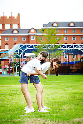 포토 JPG 전신 서양인 외국인 해외기획촬영 학생 여자 어린이교육 교육 초등학생 어린이 2010년태국 학교 수업 초등학교 초등교육 미소 웃음 사람 소녀 잔디 야외 두명 친구 운동 스쿨라이프 스트레칭 운동장 체육시간 체조 등배지기 여자만 어린이만 소녀만 국내포토 식물 라이프스타일 스포츠시설 관계 표정 건강 인종 공간 파일형식
