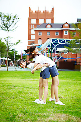 포토 JPG 전신 서양인 외국인 해외기획촬영 학생 여자 어린이교육 교육 초등학생 어린이 2010년태국 학교 수업 초등학교 초등교육 미소 웃음 사람 소녀 잔디 야외 두명 친구 운동 스쿨라이프 스트레칭 운동장 체육시간 체조 등배지기 여자만 어린이만 소녀만 국내포토 식물 라이프스타일 스포츠시설 관계 표정 건강 인종 공간 파일형식