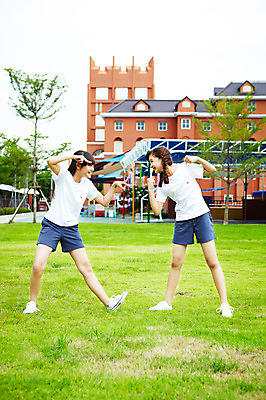 포토 JPG 전신 서양인 외국인 해외기획촬영 학생 여자 어린이교육 교육 초등학생 어린이 2010년태국 포즈 장난 학교 수업 초등학교 초등교육 미소 웃음 사람 손짓 소녀 잔디 야외 두명 친구 운동 스쿨라이프 운동장 체육시간 여자만 어린이만 소녀만 국내포토 식물 라이프스타일 스포츠시설 관계 모션 표정 건강 인종 공간 파일형식