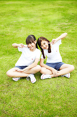 포토 JPG 전신 서양인 외국인 해외기획촬영 학생 여자 어린이교육 교육 초등학생 어린이 2010년태국 포즈 손가락 학교 수업 휴식 초등학교 초등교육 미소 웃음 사람 앉기 소녀 잔디 야외 두명 친구 운동 스쿨라이프 귀여움 운동장 볼 체육시간 찌르기 여자만 어린이만 소녀만 국내포토 식물 라이프스타일 손 컨셉 스포츠시설 관계 모션 표정 건강 인종 신체부위 공간 파일형식