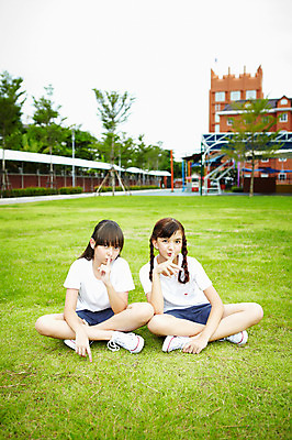 포토 JPG 전신 서양인 외국인 해외기획촬영 학생 여자 어린이교육 교육 초등학생 어린이 2010년태국 학교 수업 휴식 초등학교 초등교육 사람 앉기 손짓 소녀 잔디 야외 두명 친구 운동 스쿨라이프 침묵 운동장 체육시간 쉿 여자만 어린이만 소녀만 국내포토 식물 라이프스타일 컨셉 스포츠시설 관계 모션 건강 인종 소리 공간 조용 파일형식