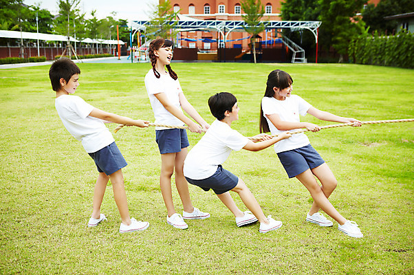포토 JPG 전신 서양인 외국인 해외기획촬영 학생 여자 어린이교육 교육 남자 초등학생 어린이 2010년태국 학교 수업 초등학교 초등교육 사람 소녀 경기 소년 잔디 여러명 야외 친구 운동 스쿨라이프 운동장 당기기 체육시간 줄다리기 어린이만 국내포토 식물 라이프스타일 스포츠 다수 스포츠시설 관계 모션 놀이 건강 인종 공간 파일형식