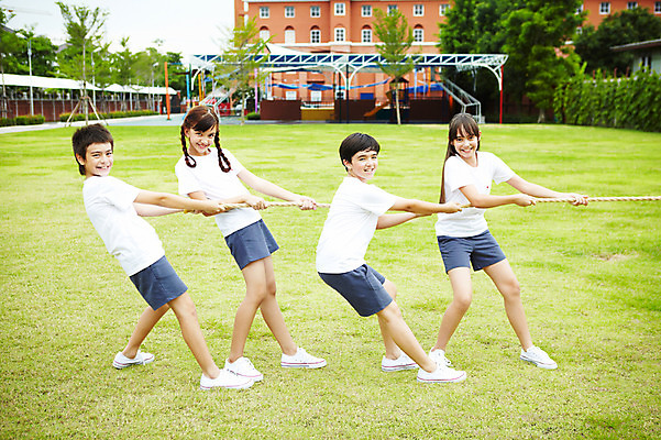 포토 JPG 전신 서양인 외국인 해외기획촬영 학생 여자 어린이교육 교육 남자 초등학생 어린이 줄 2010년태국 학교 수업 초등학교 초등교육 미소 웃음 사람 소녀 경기 소년 잔디 여러명 야외 친구 운동 스쿨라이프 운동장 당기기 체육시간 줄다리기 어린이만 국내포토 식물 라이프스타일 스포츠 다수 스포츠시설 관계 모션 놀이 표정 건강 인종 공간 파일형식