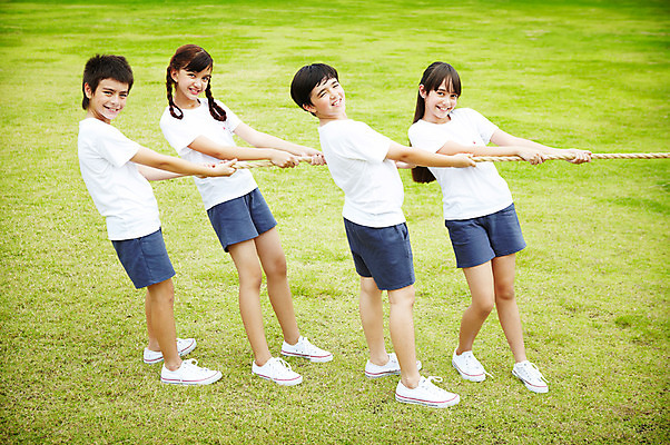 포토 JPG 전신 서양인 외국인 해외기획촬영 학생 여자 어린이교육 교육 남자 초등학생 어린이 2010년태국 학교 수업 초등학교 초등교육 미소 웃음 사람 소녀 소년 잔디 여러명 야외 친구 운동 스쿨라이프 운동장 당기기 체육시간 줄다리기 어린이만 국내포토 식물 라이프스타일 다수 스포츠시설 관계 모션 놀이 표정 건강 인종 공간 파일형식