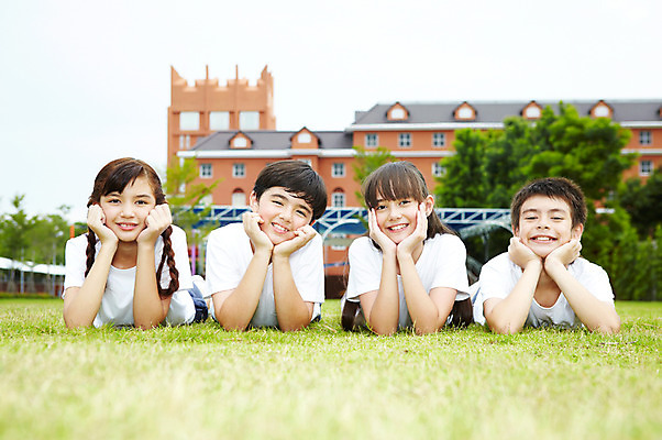 포토 JPG 서양인 외국인 해외기획촬영 학생 여자 어린이교육 교육 남자 초등학생 어린이 2010년태국 엎드리기 학교 수업 초등학교 초등교육 미소 웃음 사람 소녀 소년 잔디 여러명 상반신 야외 친구 운동 스쿨라이프 턱괴기 운동장 체육시간 어린이만 국내포토 식물 라이프스타일 다수 스포츠시설 관계 모션 표정 건강 인종 공간 파일형식