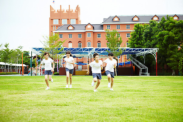 포토 JPG 전신 서양인 외국인 해외기획촬영 학생 여자 어린이교육 교육 남자 초등학생 어린이 2010년태국 학교 수업 초등학교 초등교육 사람 소녀 경기 소년 잔디 여러명 야외 친구 달리기 운동 스쿨라이프 운동장 체육시간 어린이만 국내포토 식물 라이프스타일 스포츠 다수 스포츠시설 관계 모션 건강 인종 공간 파일형식