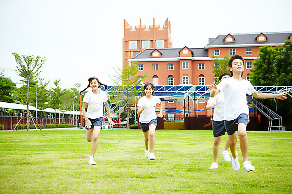 포토 JPG 전신 서양인 외국인 해외기획촬영 학생 여자 어린이교육 교육 남자 초등학생 어린이 2010년태국 학교 수업 초등학교 초등교육 미소 웃음 사람 소녀 경기 소년 잔디 여러명 야외 친구 달리기 운동 스쿨라이프 운동장 체육시간 어린이만 국내포토 식물 라이프스타일 스포츠 다수 스포츠시설 관계 모션 표정 건강 인종 공간 파일형식