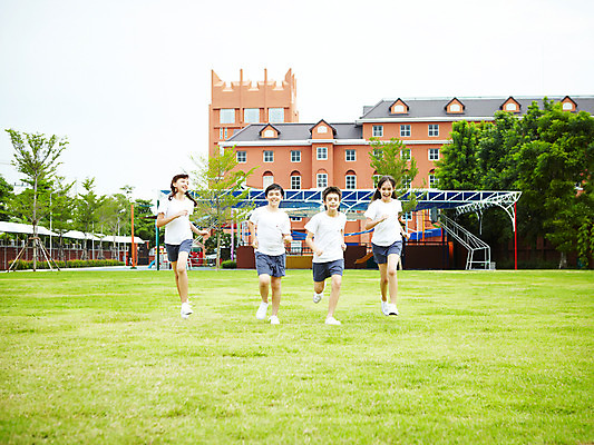 포토 JPG 전신 서양인 외국인 해외기획촬영 학생 여자 어린이교육 교육 남자 초등학생 어린이 2010년태국 학교 수업 초등학교 초등교육 사람 소녀 경기 소년 잔디 여러명 야외 친구 달리기 운동 스쿨라이프 운동장 체육시간 어린이만 국내포토 식물 라이프스타일 스포츠 다수 스포츠시설 관계 모션 건강 인종 공간 파일형식