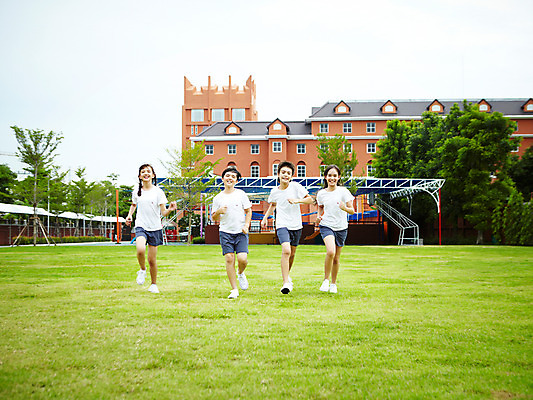 포토 JPG 전신 서양인 외국인 해외기획촬영 학생 여자 어린이교육 교육 남자 초등학생 어린이 2010년태국 학교 수업 초등학교 초등교육 사람 소녀 경기 소년 잔디 여러명 야외 친구 달리기 운동 스쿨라이프 운동장 체육시간 어린이만 국내포토 식물 라이프스타일 스포츠 다수 스포츠시설 관계 모션 건강 인종 공간 파일형식