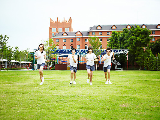 포토 JPG 전신 서양인 외국인 해외기획촬영 학생 여자 어린이교육 교육 남자 초등학생 어린이 2010년태국 학교 수업 초등학교 초등교육 사람 소녀 경기 소년 잔디 여러명 야외 친구 달리기 운동 스쿨라이프 운동장 체육시간 어린이만 국내포토 식물 라이프스타일 스포츠 다수 스포츠시설 관계 모션 건강 인종 공간 파일형식