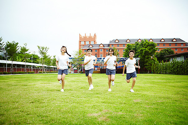 포토 JPG 전신 서양인 외국인 해외기획촬영 학생 여자 어린이교육 교육 남자 초등학생 어린이 2010년태국 학교 수업 초등학교 초등교육 사람 소녀 경기 소년 잔디 여러명 야외 친구 달리기 운동 스쿨라이프 운동장 체육시간 어린이만 국내포토 식물 라이프스타일 스포츠 다수 스포츠시설 관계 모션 건강 인종 공간 파일형식