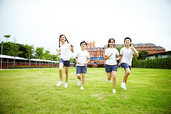 포토 JPG 전신 서양인 외국인 해외기획촬영 학생 여자 어린이교육 교육 남자 초등학생 어린이 2010년태국 학교 수업 초등학교 초등교육 미소 웃음 사람 소녀 경기 소년 잔디 여러명 야외 친구 달리기 운동 스쿨라이프 운동장 체육시간 어린이만 국내포토 식물 라이프스타일 스포츠 다수 스포츠시설 관계 모션 표정 건강 인종 공간 파일형식