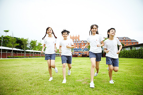 포토 JPG 전신 서양인 외국인 해외기획촬영 학생 여자 어린이교육 교육 남자 초등학생 어린이 2010년태국 학교 수업 초등학교 초등교육 미소 웃음 사람 소녀 경기 소년 잔디 여러명 야외 친구 달리기 운동 스쿨라이프 운동장 체육시간 어린이만 국내포토 식물 라이프스타일 스포츠 다수 스포츠시설 관계 모션 표정 건강 인종 공간 파일형식