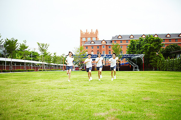 포토 JPG 전신 서양인 외국인 해외기획촬영 학생 여자 어린이교육 교육 남자 초등학생 어린이 2010년태국 학교 수업 초등학교 초등교육 사람 소녀 경기 소년 잔디 여러명 야외 친구 달리기 운동 스쿨라이프 운동장 체육시간 어린이만 국내포토 식물 라이프스타일 스포츠 다수 스포츠시설 관계 모션 건강 인종 공간 파일형식