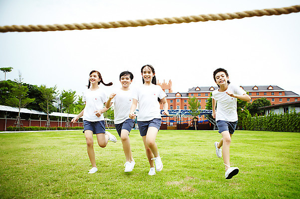 포토 JPG 전신 서양인 외국인 해외기획촬영 학생 여자 어린이교육 교육 남자 초등학생 어린이 2010년태국 학교 수업 초등학교 초등교육 미소 웃음 사람 소녀 소년 잔디 여러명 야외 친구 달리기 운동 스쿨라이프 운동장 육상스포츠 체육시간 결승선 어린이만 국내포토 식물 라이프스타일 스포츠 다수 스포츠시설 관계 모션 표정 건강 인종 공간 파일형식