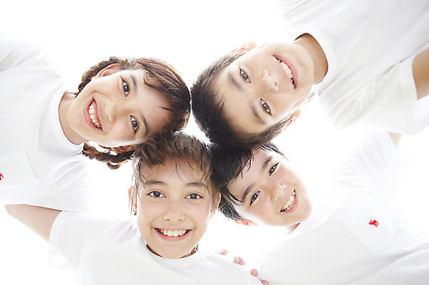 포토 JPG 서양인 외국인 해외기획촬영 학생 여자 어린이교육 교육 남자 초등학생 어린이 2010년태국 학교 수업 초등학교 초등교육 서기 미소 웃음 사람 소녀 소년 여러명 상반신 야외 친구 운동 스쿨라이프 운동장 체육시간 어린이만 국내포토 라이프스타일 다수 스포츠시설 관계 모션 표정 건강 인종 공간 파일형식