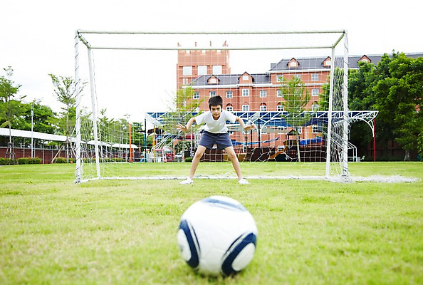 포토 JPG 전신 서양인 외국인 해외기획촬영 학생 어린이교육 교육 남자 초등학생 어린이 2010년태국 축구공 공 학교 수업 초등학교 초등교육 한명 서기 사람 소년 잔디 야외 운동 스쿨라이프 축구 운동장 수비 골대 체육시간 축구골대 골키퍼 남자만 남자한명만 어린이만 소년만 소년한명만 국내포토 식물 1 라이프스타일 축구용품 스포츠시설 모션 운동선수 건강 인종 구기 공간 파일형식