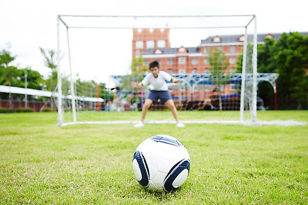 포토 JPG 전신 서양인 외국인 해외기획촬영 학생 어린이교육 교육 남자 초등학생 어린이 2010년태국 축구공 공 학교 수업 초등학교 초등교육 한명 서기 사람 소년 잔디 야외 운동 스쿨라이프 축구 운동장 수비 골대 체육시간 축구골대 골키퍼 남자만 남자한명만 어린이만 소년만 소년한명만 국내포토 식물 1 라이프스타일 축구용품 스포츠시설 모션 운동선수 건강 인종 구기 공간 파일형식