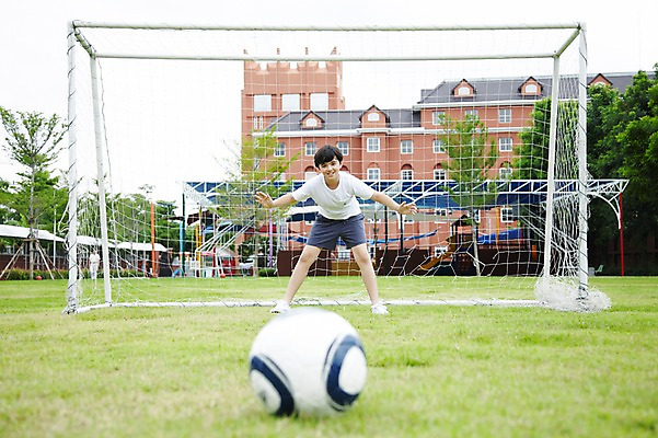 포토 JPG 전신 서양인 외국인 해외기획촬영 학생 어린이교육 교육 남자 초등학생 어린이 2010년태국 축구공 공 학교 수업 초등학교 초등교육 한명 서기 미소 웃음 사람 소년 잔디 야외 운동 스쿨라이프 축구 운동장 수비 골대 체육시간 축구골대 골키퍼 남자만 남자한명만 어린이만 소년만 소년한명만 국내포토 식물 1 라이프스타일 축구용품 스포츠시설 모션 운동선수 표정 건강 인종 구기 공간 파일형식