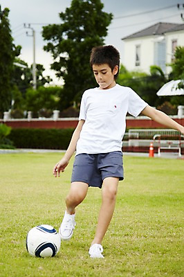 포토 JPG 전신 서양인 외국인 해외기획촬영 학생 어린이교육 교육 남자 초등학생 어린이 2010년태국 스포츠 축구공 공 학교 수업 초등학교 초등교육 한명 사람 경기 소년 잔디 야외 운동 스쿨라이프 축구 운동장 킥 체육시간 남자만 남자한명만 어린이만 소년만 소년한명만 국내포토 식물 1 라이프스타일 축구용품 스포츠시설 모션 건강 인종 구기 공간 파일형식