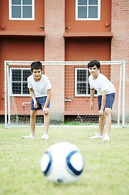 포토 JPG 전신 서양인 외국인 해외기획촬영 학생 어린이교육 교육 남자 초등학생 어린이 2010년태국 스포츠 축구공 공 학교 수업 초등학교 초등교육 사람 경기 소년 잔디 야외 두명 친구 운동 스쿨라이프 운동장 골대 준비 체육시간 축구골대 준비자세 남자만 어린이만 소년만 국내포토 식물 라이프스타일 포즈 축구용품 스포츠시설 관계 건강 인종 축구 공간 파일형식