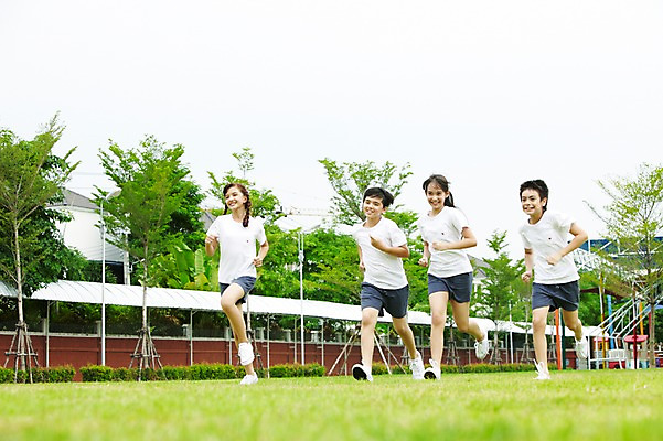 포토 JPG 전신 서양인 외국인 해외기획촬영 학생 여자 어린이교육 교육 남자 초등학생 어린이 2010년태국 학교 수업 초등학교 초등교육 미소 웃음 사람 소녀 소년 잔디 여러명 야외 친구 달리기 운동 스쿨라이프 운동장 체육시간 어린이만 국내포토 식물 라이프스타일 다수 스포츠시설 관계 모션 표정 건강 인종 공간 파일형식