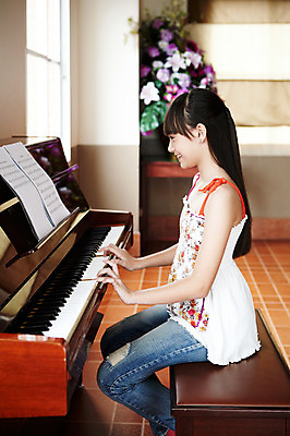 포토 JPG 서양인 외국인 해외기획촬영 학생 여자 어린이교육 교육 초등학생 어린이 2010년태국 악기 음악 연주 창문 교실 학교 수업 현악기 실내 초등학교 초등교육 한명 사람 앉기 소녀 상반신 옆모습 스쿨라이프 꽃병 건반 피아노 건반악기 악보 음악교육 여자만 여자한명만 어린이만 소녀만 소녀한명만 국내포토 1 라이프스타일 꽃 뷰포인트 모션 문화예술 인종 내부 파일형식