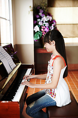 포토 JPG 서양인 외국인 해외기획촬영 학생 여자 어린이교육 교육 초등학생 어린이 2010년태국 악기 음악 연주 창문 교실 학교 수업 현악기 실내 초등학교 초등교육 한명 사람 앉기 소녀 상반신 옆모습 스쿨라이프 꽃병 건반 피아노 건반악기 악보 음악교육 여자만 여자한명만 어린이만 소녀만 소녀한명만 국내포토 1 라이프스타일 꽃 뷰포인트 모션 문화예술 인종 내부 파일형식