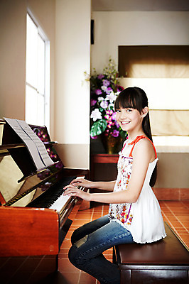 포토 JPG 서양인 외국인 해외기획촬영 학생 여자 어린이교육 교육 초등학생 어린이 2010년태국 악기 음악 연주 창문 교실 학교 수업 현악기 실내 초등학교 초등교육 한명 미소 웃음 사람 앉기 소녀 상반신 스쿨라이프 꽃병 건반 피아노 건반악기 악보 음악교육 여자만 여자한명만 어린이만 소녀만 소녀한명만 국내포토 1 라이프스타일 꽃 모션 문화예술 표정 인종 내부 파일형식