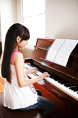 포토 JPG 서양인 외국인 해외기획촬영 학생 여자 어린이교육 교육 초등학생 어린이 2010년태국 악기 음악 연주 창문 교실 학교 수업 현악기 실내 초등학교 초등교육 한명 사람 앉기 소녀 상반신 옆모습 스쿨라이프 건반 피아노 건반악기 악보 음악교육 여자만 여자한명만 어린이만 소녀만 소녀한명만 국내포토 1 라이프스타일 뷰포인트 모션 문화예술 인종 내부 파일형식