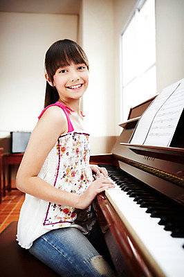 포토 JPG 서양인 외국인 해외기획촬영 학생 여자 어린이교육 교육 초등학생 어린이 2010년태국 악기 음악 연주 창문 교실 학교 수업 현악기 실내 초등학교 초등교육 한명 미소 웃음 사람 앉기 소녀 상반신 스쿨라이프 건반 피아노 건반악기 악보 음악교육 여자만 여자한명만 어린이만 소녀만 소녀한명만 국내포토 1 라이프스타일 모션 문화예술 표정 인종 내부 파일형식