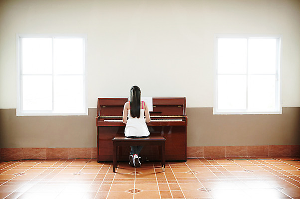 포토 JPG 전신 서양인 외국인 해외기획촬영 학생 여자 어린이교육 교육 초등학생 어린이 2010년태국 악기 음악 연주 창문 교실 학교 수업 현악기 실내 초등학교 초등교육 한명 사람 앉기 소녀 뒷모습 스쿨라이프 건반 피아노 건반악기 악보 음악교육 여자만 여자한명만 어린이만 소녀만 소녀한명만 국내포토 1 라이프스타일 뷰포인트 모션 문화예술 인종 내부 파일형식